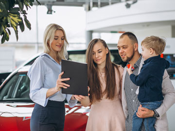 Die junge Familie unterzeichnet das von Autoankauf Moers fertiggestellte Angebot