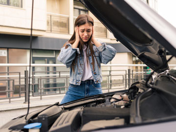 Frau vermutet einen Motorschden am Auto